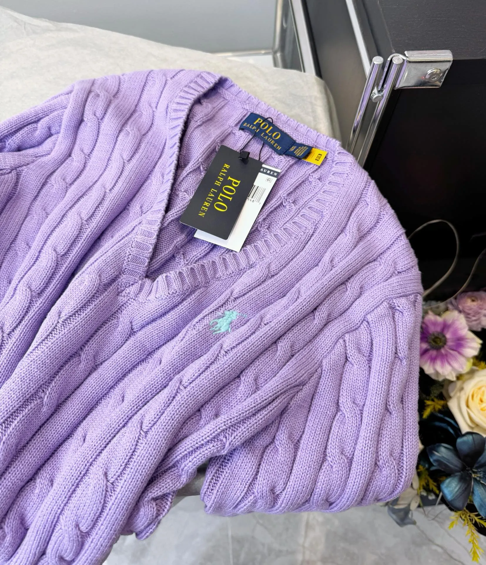 🅿️220 Style No.: L04 (Purple) Ralph Lauren RL classic war horse logo embroidered cable pattern twist button V-neck knitted sweater on the chest, same style for men and women, 9 colors Color: beige, navy, black, chick yellow, sky blue, khaki, red, gray, purple Size: XSSML M Shoulder Width 36 Clothes Length 58 Bust 44 L Shoulder Width 37 Clothes Length 60 Bust 46 Soft and glutinous🧶🫶The style is a very classic cable sweater American retro college style Perfect hand comfort. It is a must-have item for spring, autumn and winter wardrobes. It looks great when worn alone or layered as an inner wear. High-density LOGO embroidery on the chest, and original customization of tag accessories. Made of pure cotton yarn 🧶 blended with wool, pure cotton is skin-friendly and comfortable, small label war horse embroidered twist turtleneck sweater 🐎 high quality. Follow the blogger to learn how to wear it! Let’s get a Ralph Lauren cable sweater. It’s a super hard-to-find series after it became popular. It’s hard to find one on the official website. It’s simple and practical to wear, with a lazy and loose feel. The thickened fabric has a more texture, soft and delicate feel, and a loose fit. Whether worn alone or layered, you can wear different styles of fashion with just one piece. ⚠️Contains wool products🦙 Pay attention to the washing method to avoid shrinkage